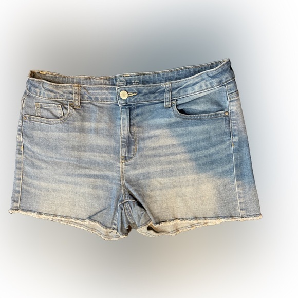 Pants - W30 L2,5” Jean shorts. Reg rise
